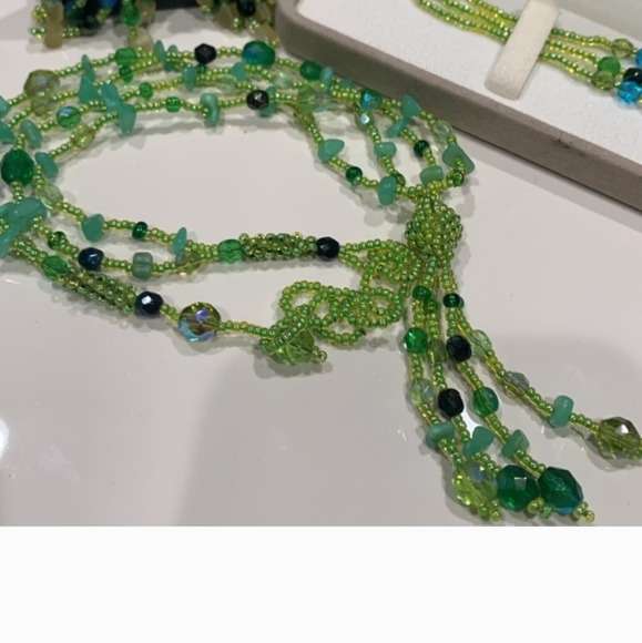 Green necklace, bracelet, earrings - Picture 8 of 10